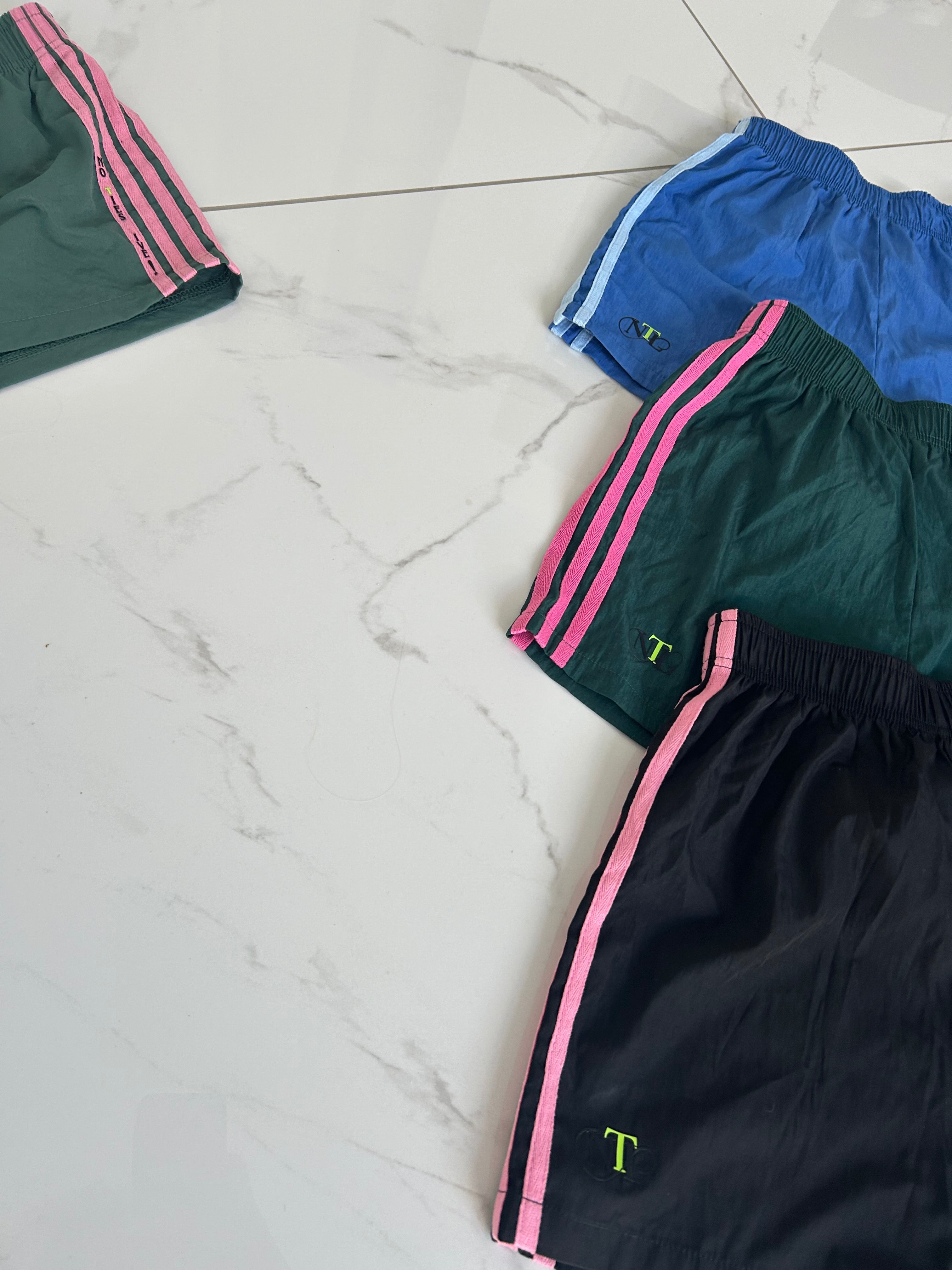 Soft fabric line detailed shorts
