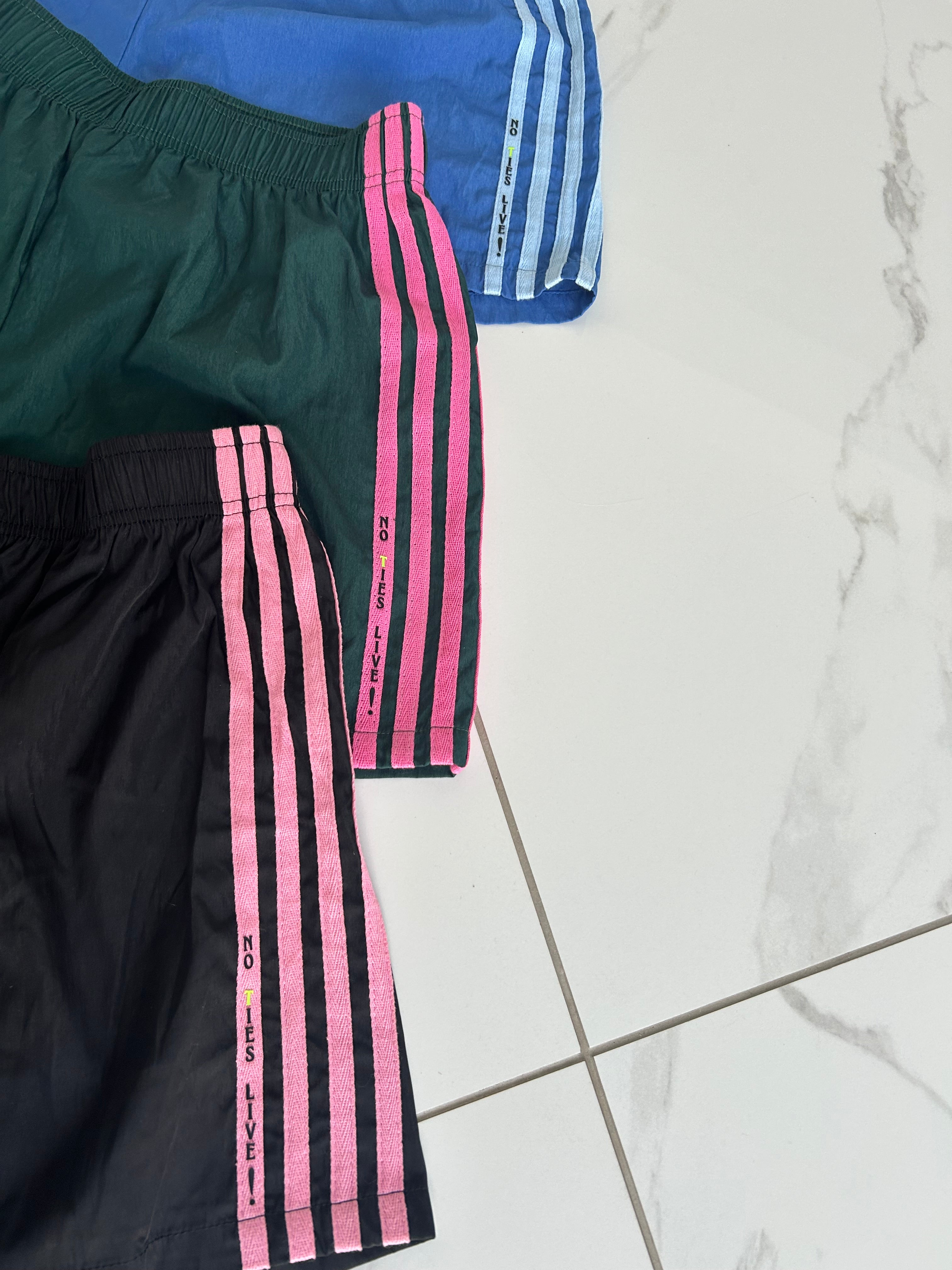 Soft fabric line detailed shorts