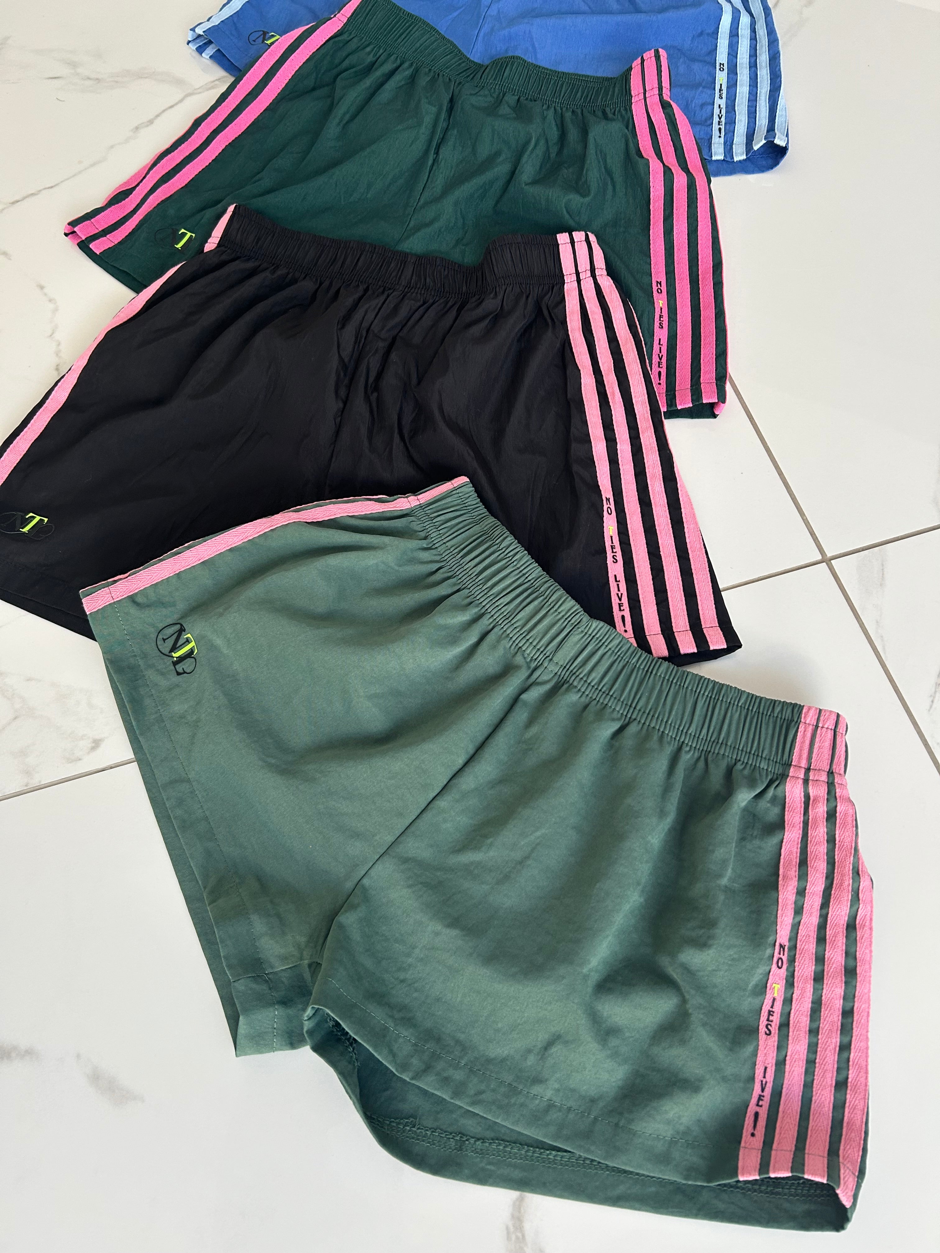 Soft fabric line detailed shorts