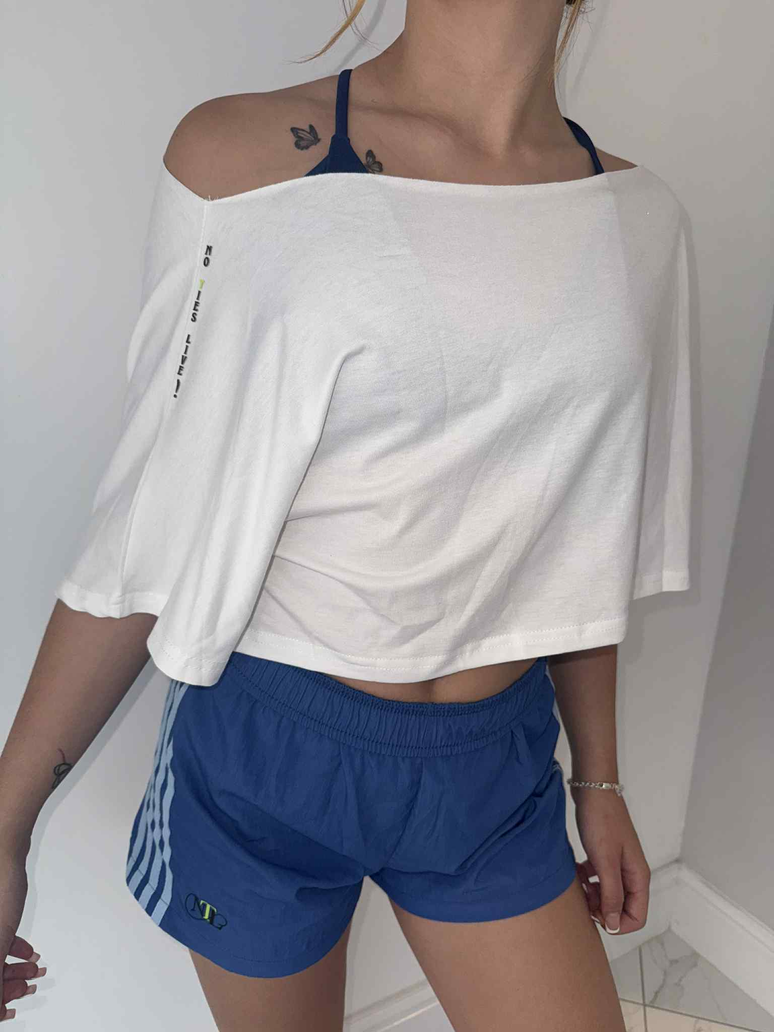 Soft fabric line detailed shorts