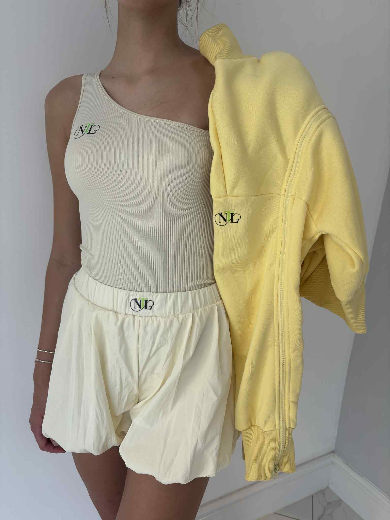 Shoulder zip jumper