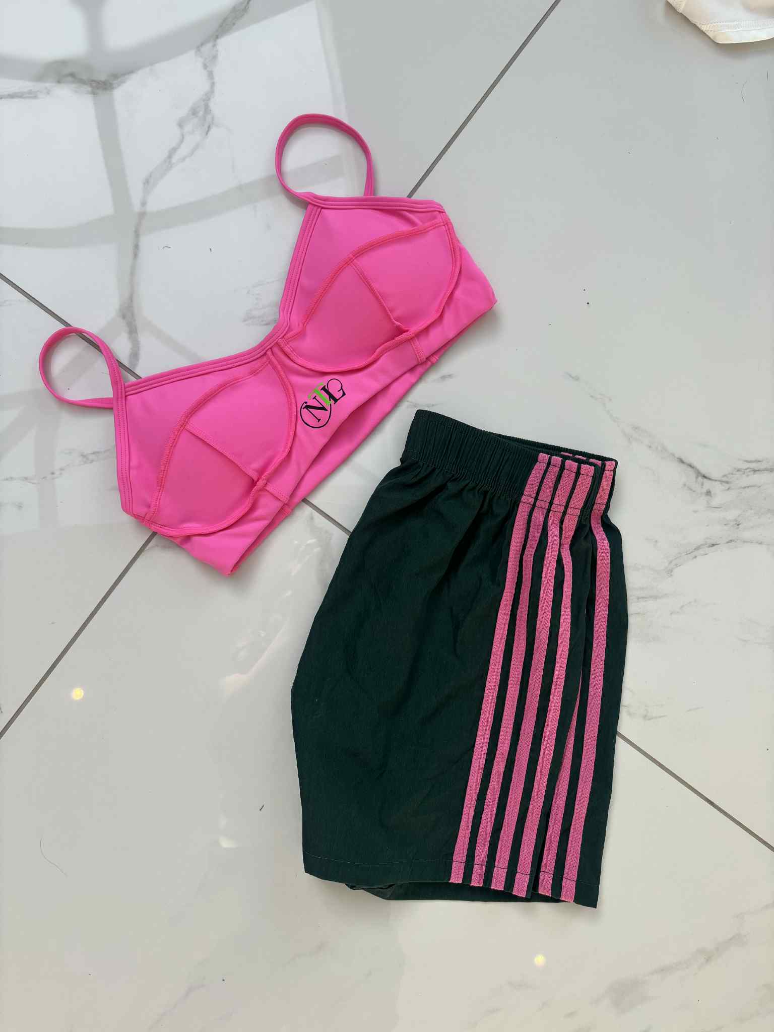 Soft fabric line detailed shorts