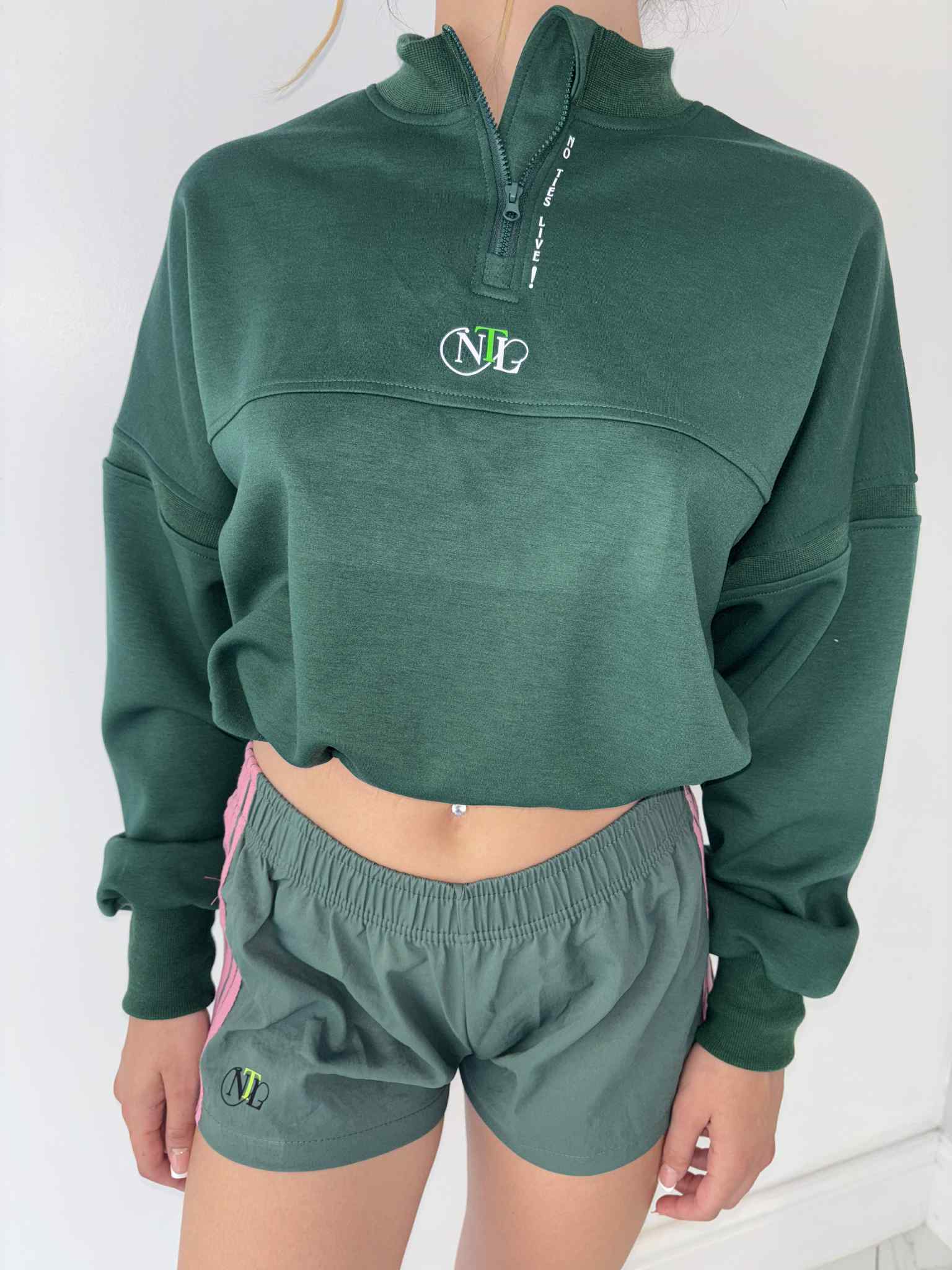 Soft fabric line detailed shorts