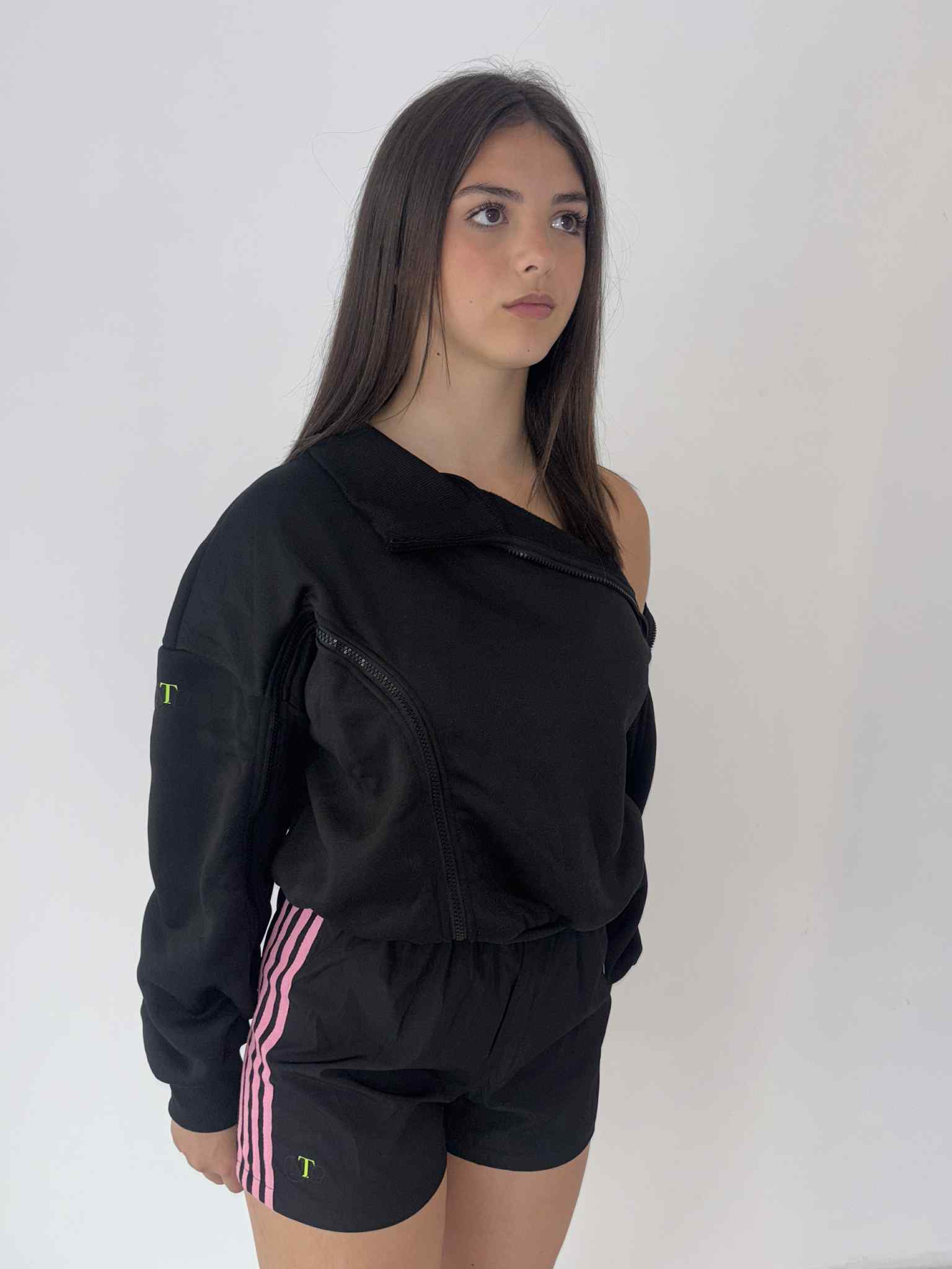 Soft fabric line detailed shorts